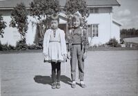 Westlie, Hjellum - Første dag på Ridabu skole 1966 for Ingrid Westlie og Anita Johannessen. Foto: Annar Westlie