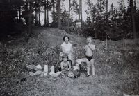 Westlie, Hjellum - Jessnesstranda - 1964. Elida, Ingrid, Arne. Foto: Annar Westlie