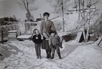 Westlie, Lindheim, Hjellum - 1965. Elida, Ingrid, Arne. Foto: Annar Westlie