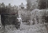 Westlie, Lindheim, Hjellum - 1965. Arne ved hagen. Foto: Annar Westlie