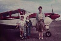 Westlie - Lindheim - 1966. Elida, Ingrid , Arne. Johanne Andreassen (bak) - Stavsberg flyplass. Foto: Annar Westlie