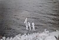 Westlie, Hjellum - Rasensjøen - 1964. Elida, Arne, Ingrid. Foto: Annar Westlie