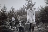 Westlie, Hjellum - Rasensjøen - 1964, tyttebær. Elida, Arne, Ingrid. Foto: Annar Westlie