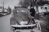 Westlie, Hjellum - ved Vangli Bensinstasjon 1964. Elida, Ingrid, Arne i bakruta. Foto: Annar Westlie