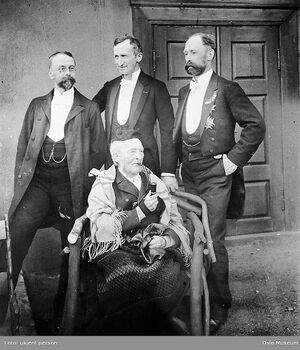 Westye M. Egeberg m nevøer.jpg