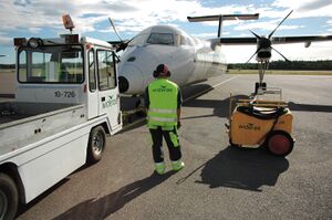 Widerøe buksering Dash 8.jpg