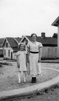 Wiil Ek og datteren Inger Lise i Stabsgata på slutten av 1940-tallet.