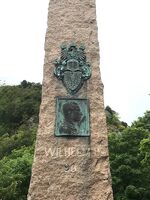 Portrettrelieff av keiser Vilhelm II av Tyskland på bauta i Byparken i Ålesund, utført av Lars Utne. Foto: Elin Olsen (2017)