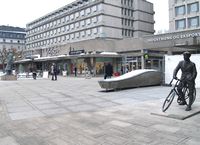 Winston og Sønsteby på Solli plass. Foto: Julia Xia