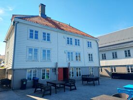 Nr. 6 Wirumhuset, sett fra sjøsiden. Wirumbrygga til høyre. Foto: Pål Giørtz (2026).