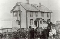 Familien Zahl foran bygget like etter at det er satt opp